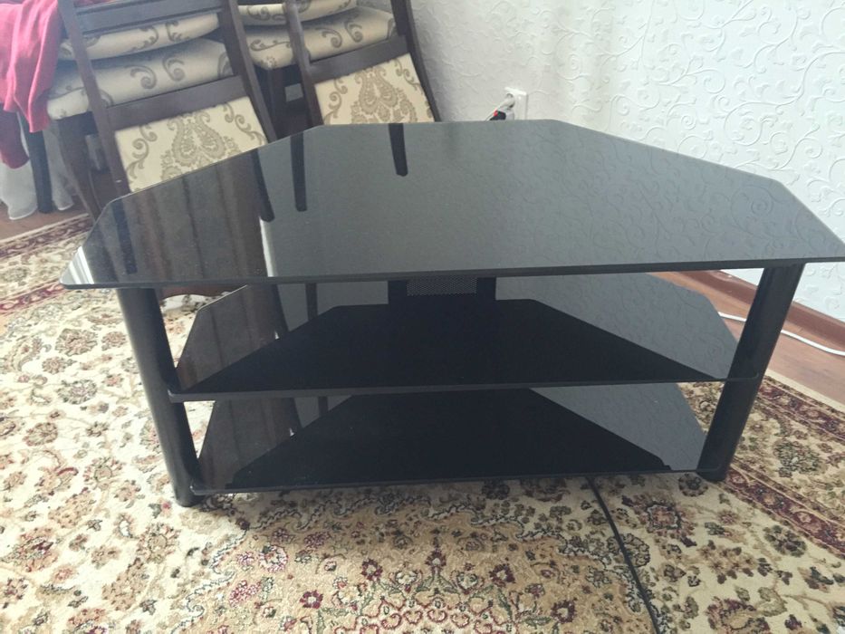 Стол под телевизор из каленного стекла. Как новый