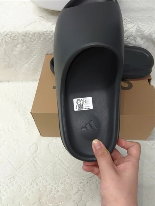 Yeezy slides negri