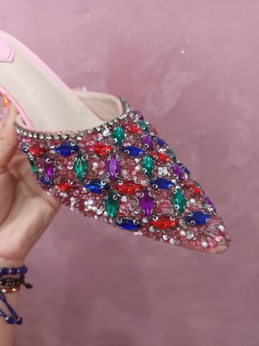 Офицални обувки с нисък ток и цветни камъни