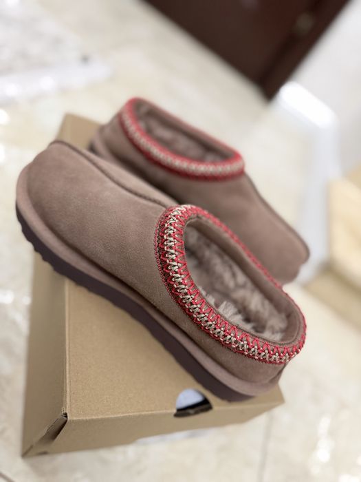 Ugg de piele intiarsa.