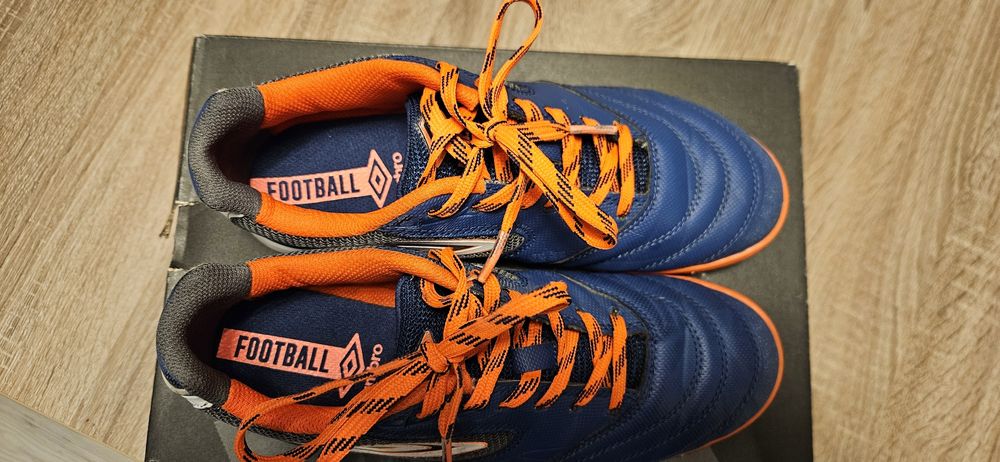 Adidasi fotbal Umbro marime 38