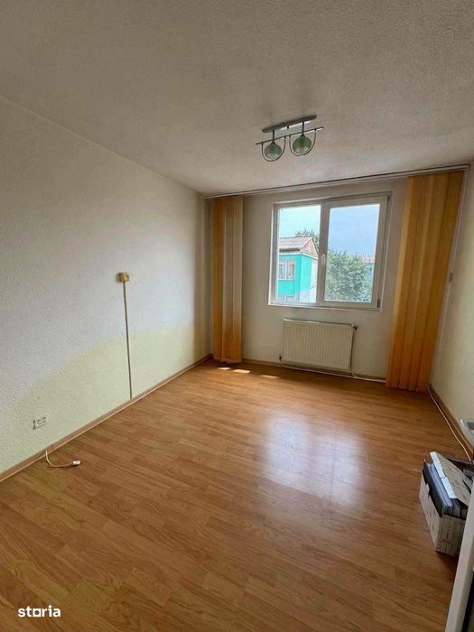 De vanzare apartament cu 3 camere, 2 bai cu aerisire,balcon 52000euro