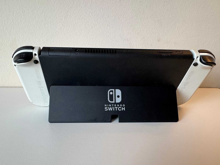 Nintendo Switch OLED + 11 игри + 2 Pro Controller + HORI