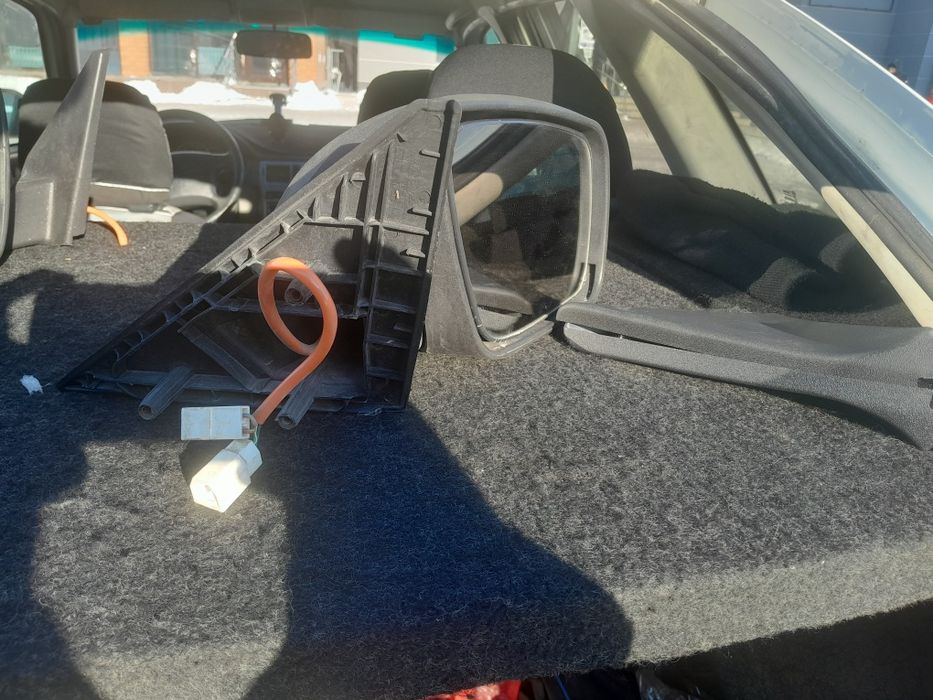 Продам правое боковое зеркало на приору