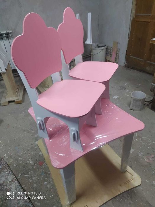 Детский столик плюс два стульчика