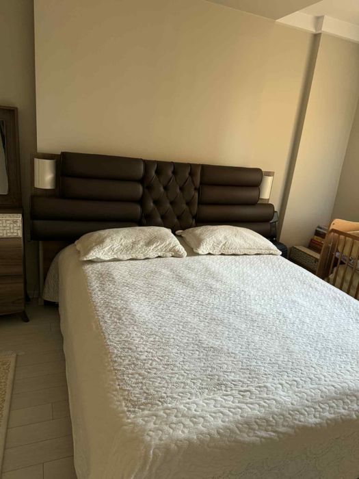 Спалня с матрак нощни шкафчета и скрин 600€