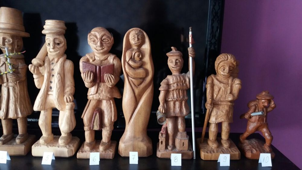 Колекция от ръчно резбовани дървени фигури