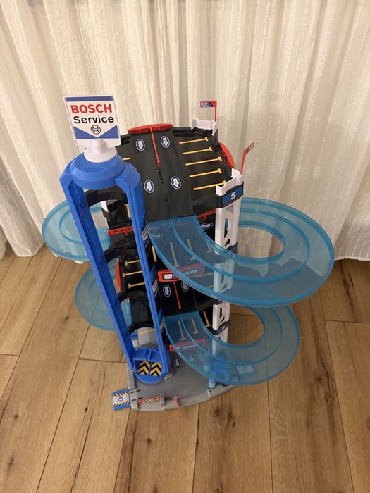 Klein Bosch - Service - Parcare cu 4 etaje și lift