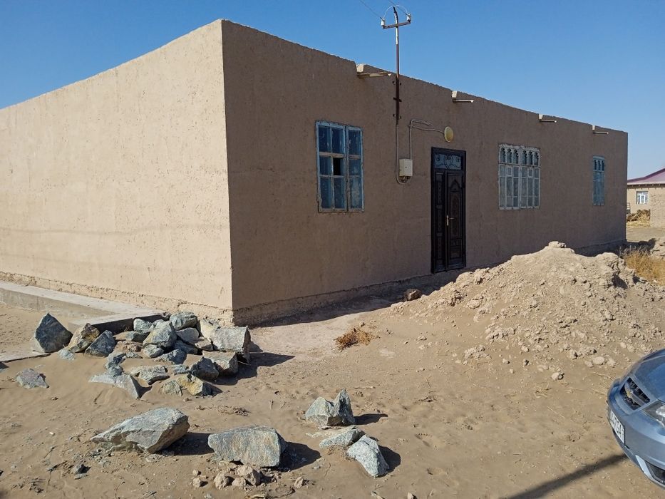 Уй сотилади . Кировда . 9 мактаб оркасинда. Зарафшон кучада