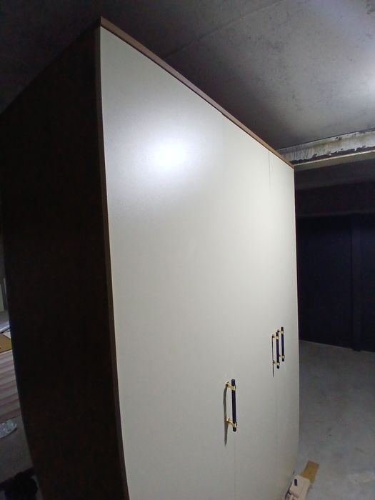 Shkaf kiyimlar uchun (3 tabaqali)