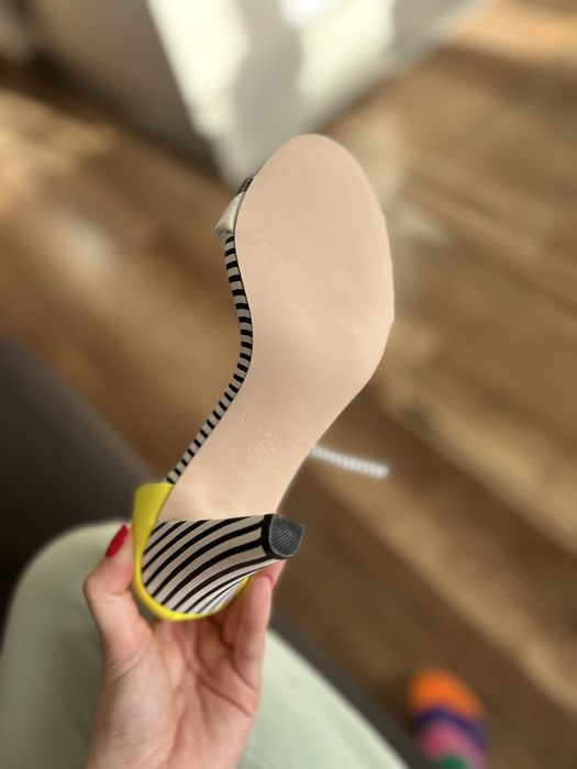 Сандали на висок ток