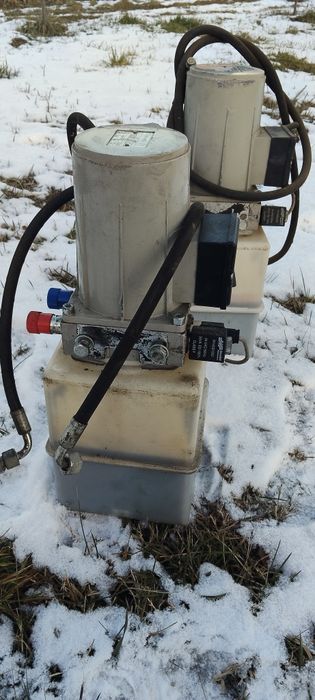 Vând doua pompe hidraulice  perfect functionale.