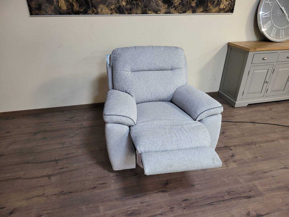 Светло сив фотьойл от плат с електрически релаксиращ механизъм