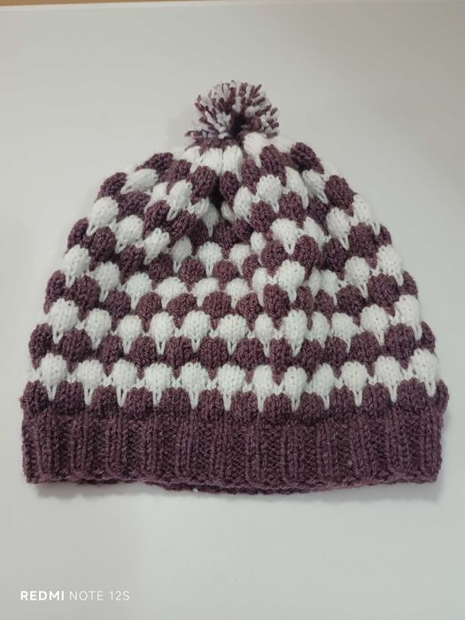 Ръчно плетена дамска шапка