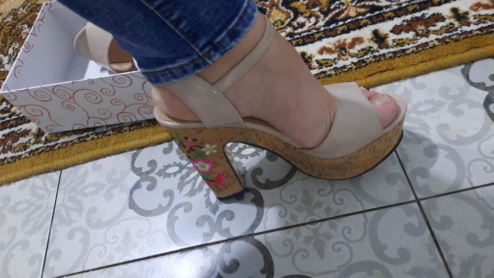 Босоножки бежевые на платформе