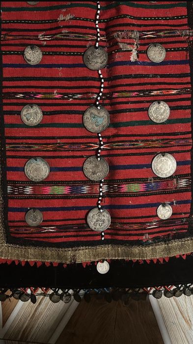 Престилка с сребърни монети