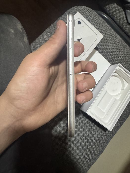 Продам iPhone 8
