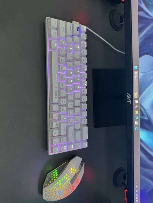 Продается игровая механическая клавиатура , мышка и коврик