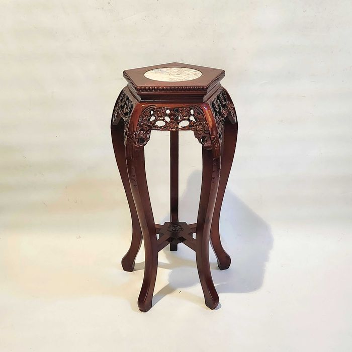 Поставка за цветя с мраморен плот и дърворезба/тъмна