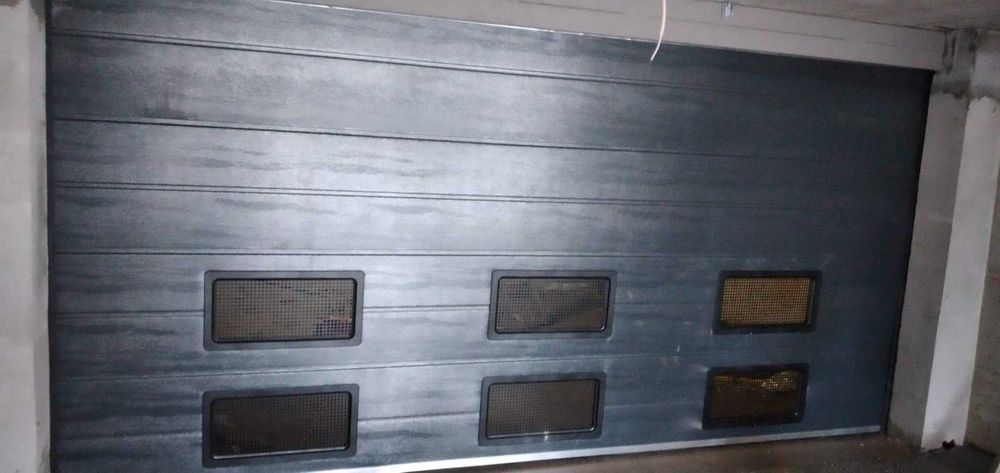 Usi de garaj cu hublouri