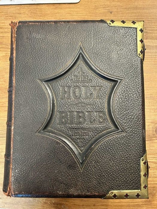 Biblia / Biblie veche , 1870 , engleza , 6 kg , 34 x26x9 cm , piele