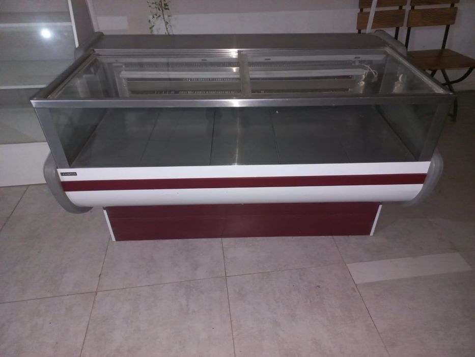 Продам холодильную витрину б/у