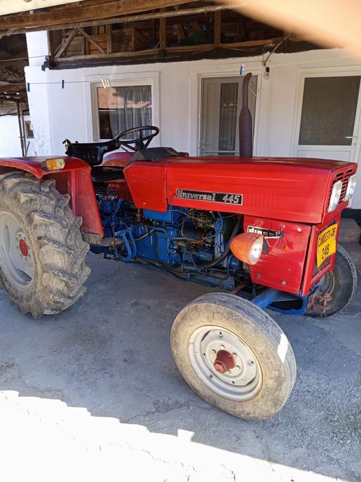 Tractor U445+ remorcă