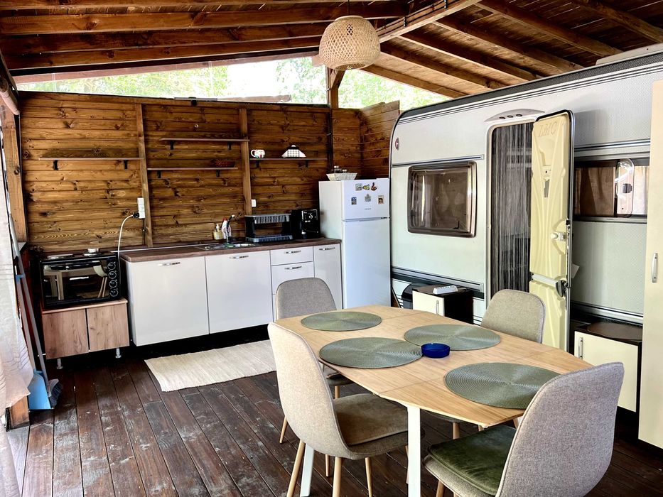 Продава се каравана с дървен навес и веранда на къмпинг „Златна Рибка“