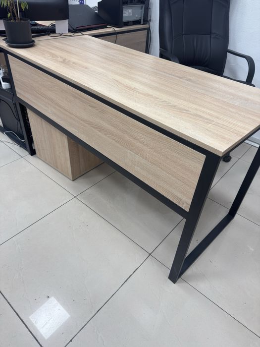 Стол письменный с тумбой.