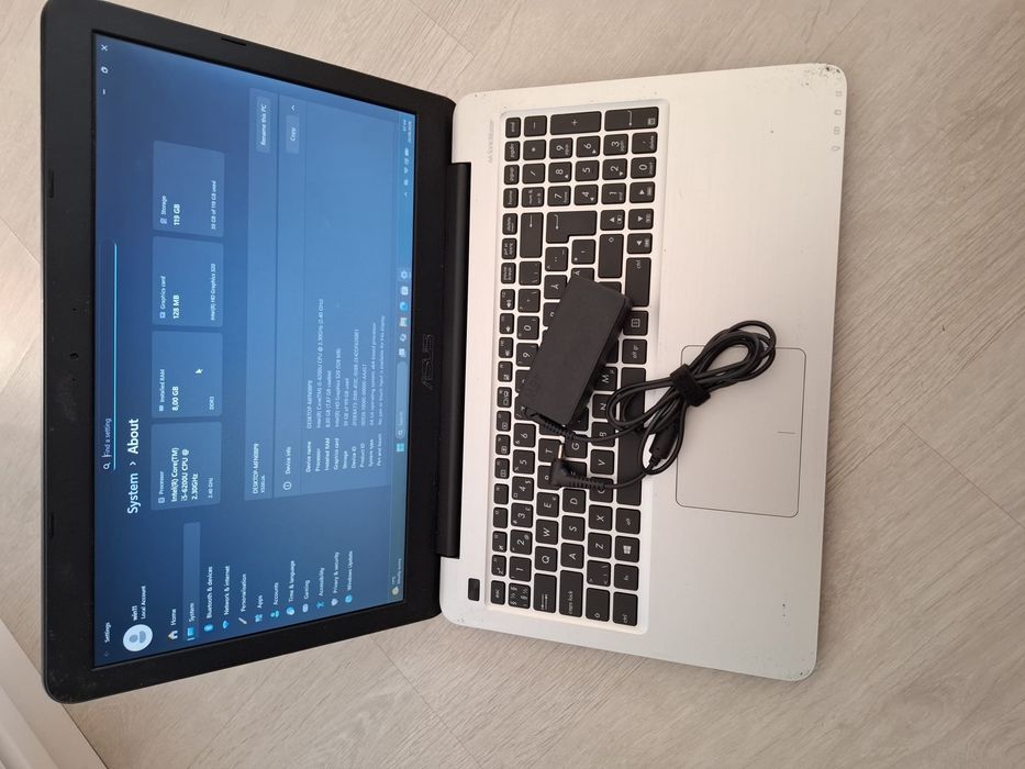 Laptop Asus R558u I5 2 h baterie