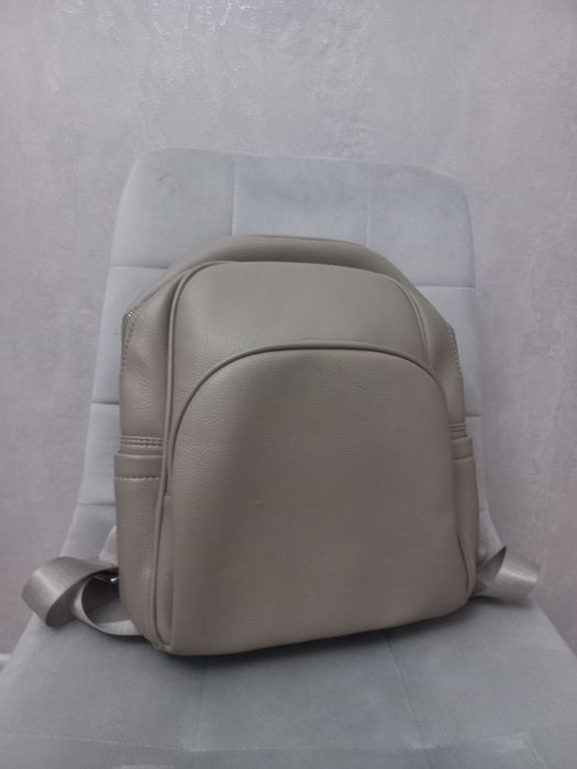 Продаю рюкзак бежевого цвета