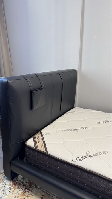 Кровать с матрасом размером 135х220