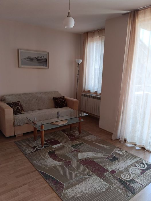 Давам двустаен апартамент в квартал Редута