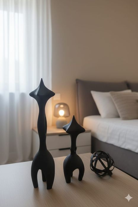 Статуэтки и металлический шар для декора