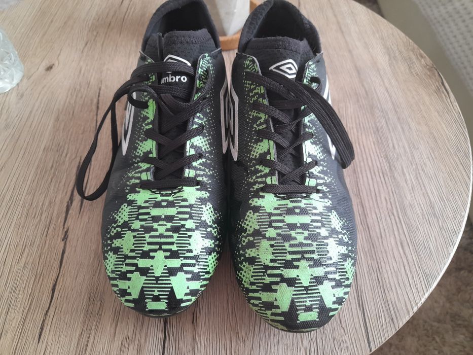 Детски бутонки umbro носени 2 пъти номер  35 оригинални