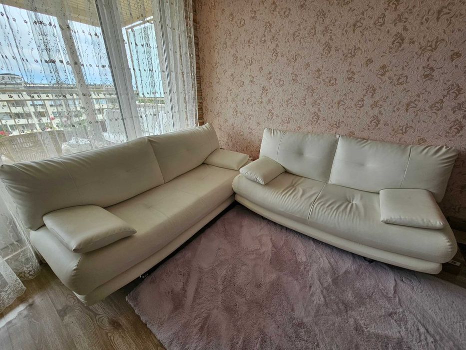 Два бели кожени дивани