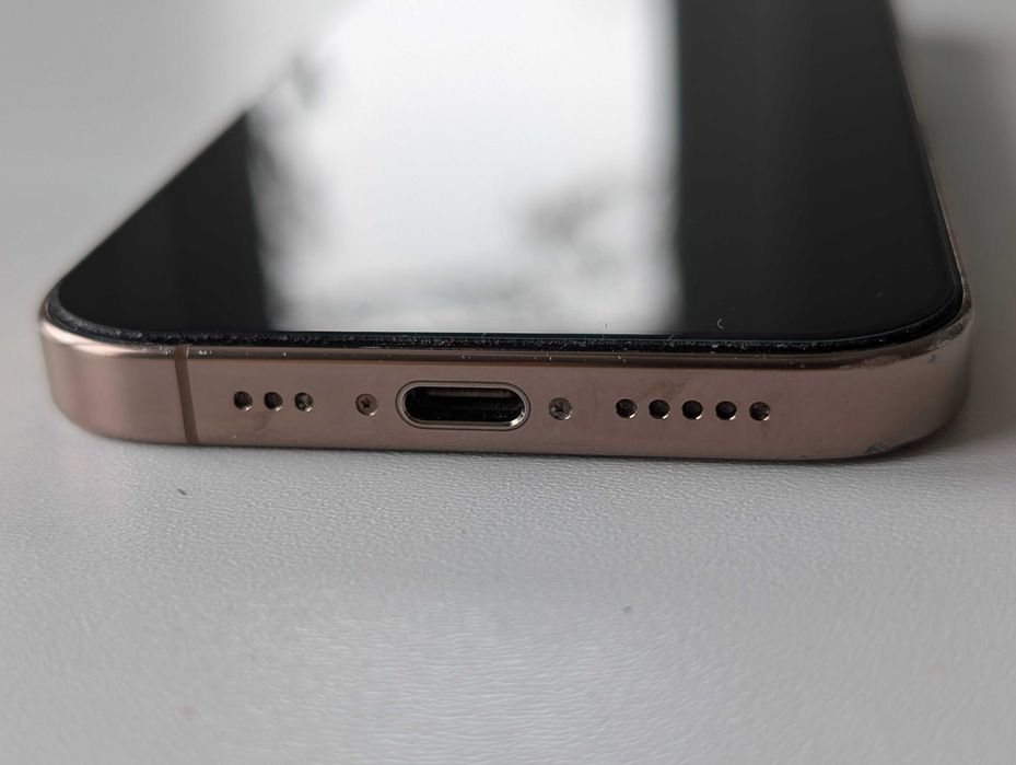 iPhone 16 pro Desert Titanium 256 GB 93% Battery