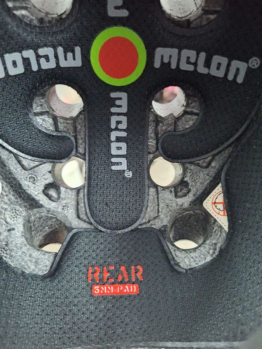 Продавам  оригинални каски Melon.