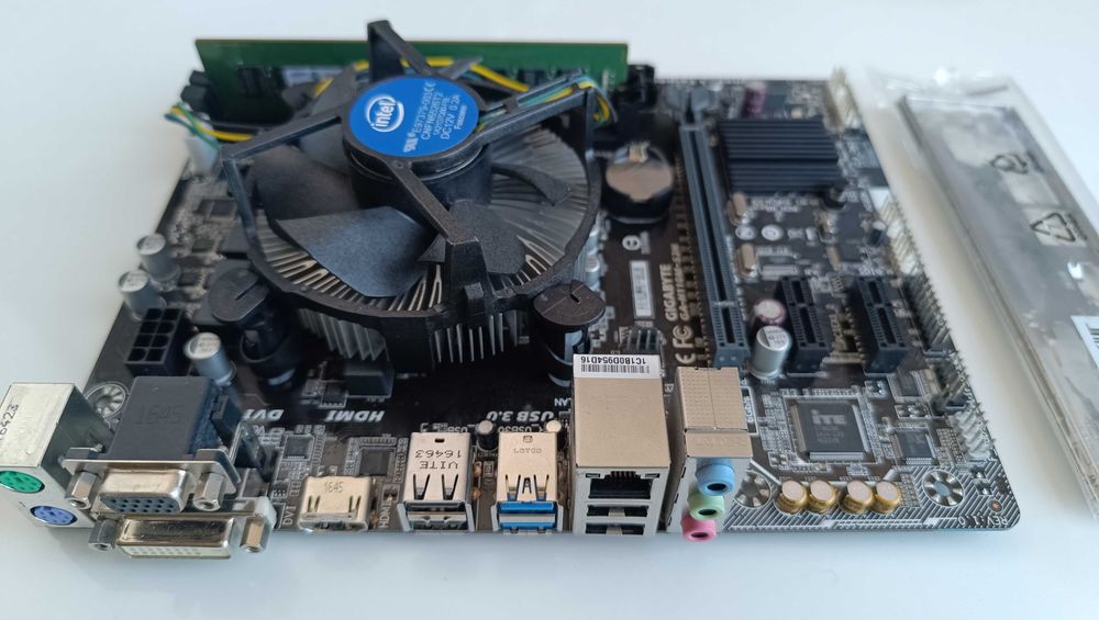 комплект за компютър: Gigabyte GA-H110M-S2H + Pentium G4560 + 8GB DDR4