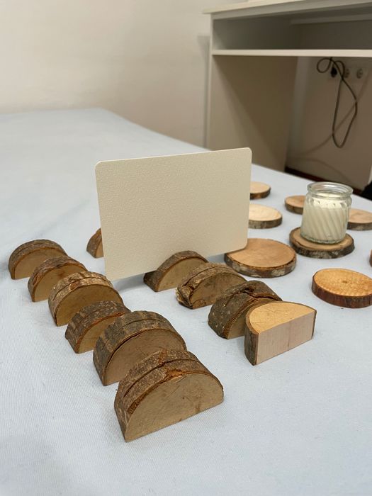 Vând 12 suporturi pentru numere masă și 12 suporturi lumânări