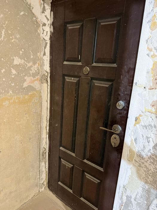 Vând ușă metalică maro