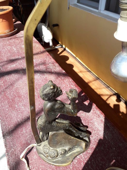 Statueta din bronz ca veioza