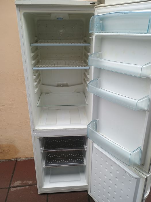 Frigider tip combină frigorifică înaltă Artic330/243