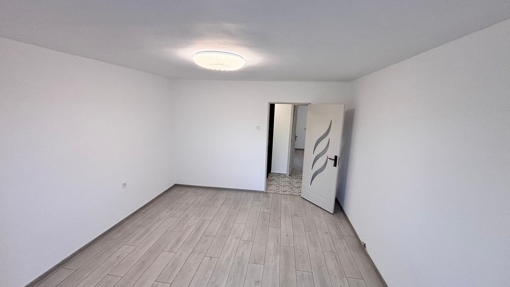 Vand apartament cu 3 camere