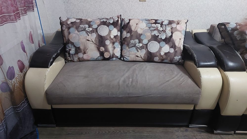 Диван и кресло с подушками