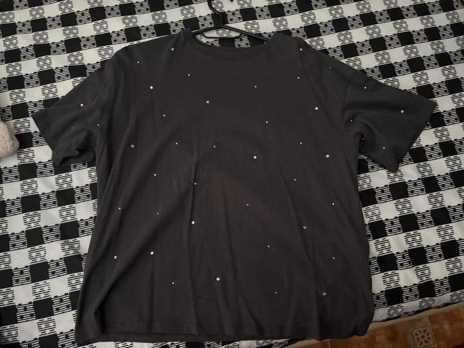 Tricou gri cu pietricele
