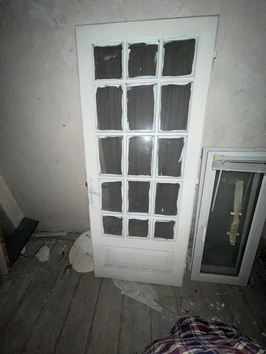 Ușă de intrare din lemn și sticlă
