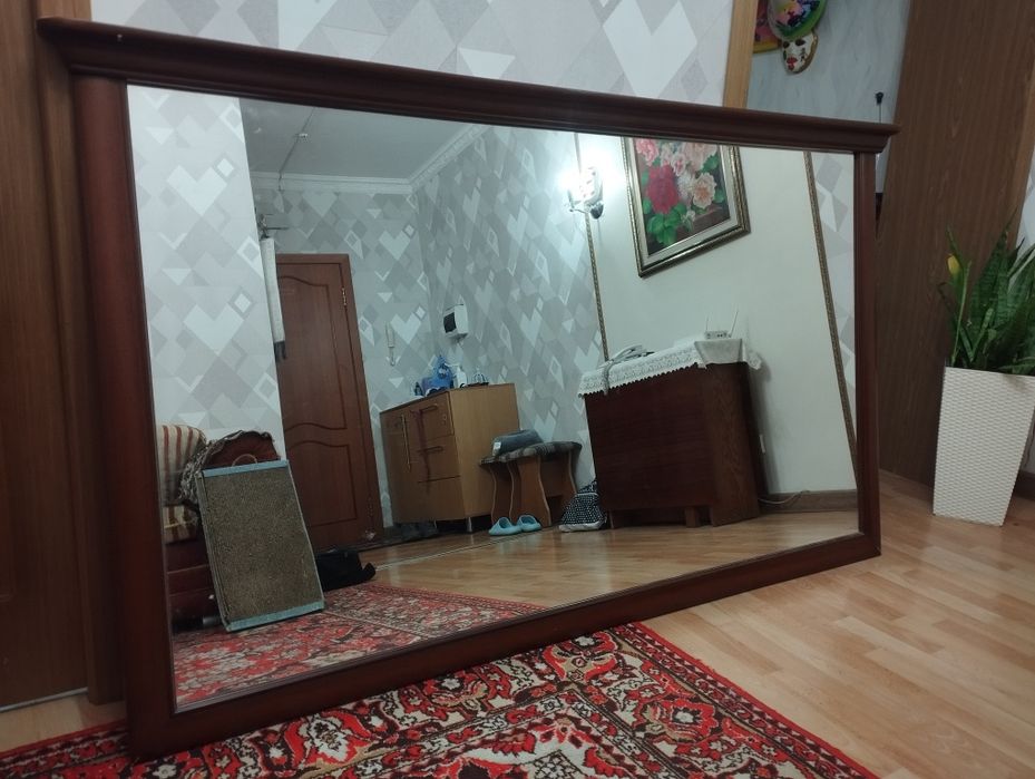 Зеркало большое.