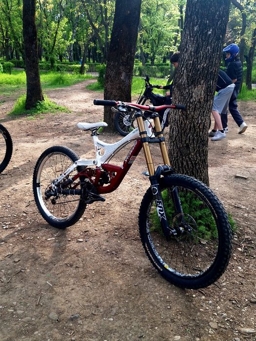 se vinde cadru specialized demo 8 in stare impecabila