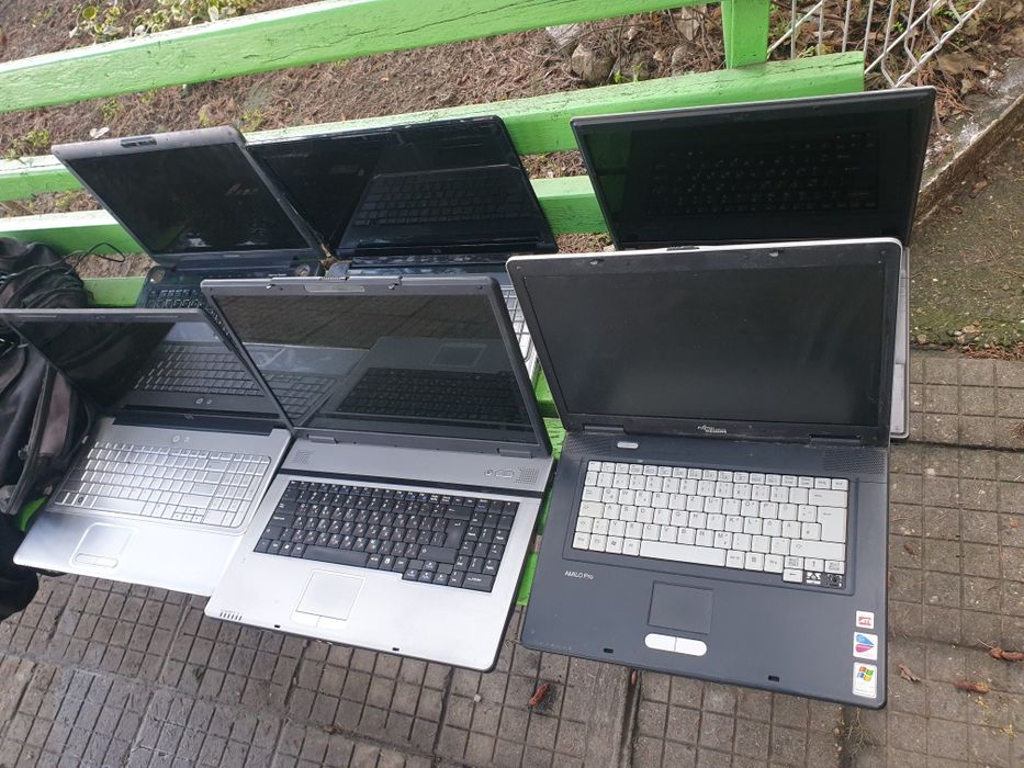 Лот лаптопи за ремонт и части.
